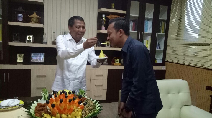 Sekda Drs TS Hamzah Msi Diberi Kejutan Rayakan Ulang Tahun Ke-57 Oleh Pegawai