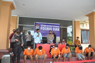 6 Orang Diduga Sindikat Pembobol Gedung Sekolah Ditangkap Polres Siak