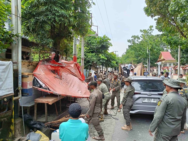 Satpol PP Pekanbaru Bongkar Puluhan Bangunan Liar di Jalan Mustika