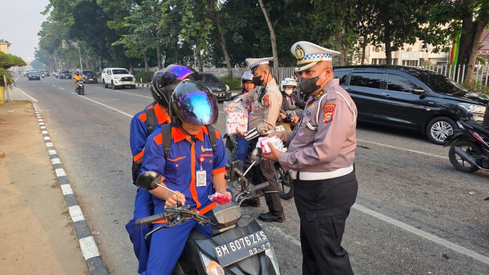 Kabut Asap Pekat Selimuti Pekanbaru, Ditlantas Polda Riau Bagikan Ribuan Masker