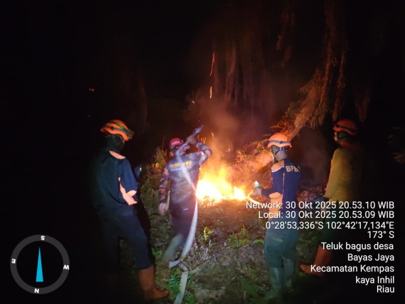 BPBD Inhil Deteksi 9 Titik Api, Tim Masih Berjibaku Padamkan Karhutla di Bayas Jaya