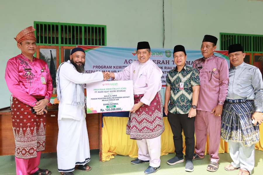 Bupati Siak Alfedri Serahkan CSR BRK Syariah Tingkatkan Fasilitas Rumah Ibadah dan Ponpes
