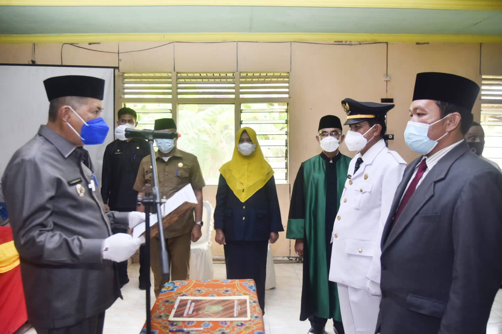 Wabup Inhil Lantik Camat dan Sekcam Reteh