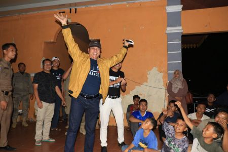Diguyur Hujan Deras, Suasana Nobar Pemkab Kuansing & Warga Berlangsung Seru