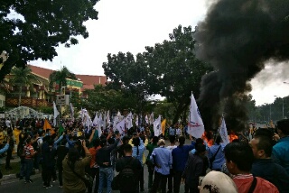 Demo BEM se-Indonesia: Asap Hitam Penuhi Halaman DPRD Riau