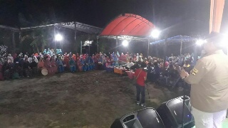 Ibu-ibu di Pematang Jaya Sambut LE dengan Lagu Riau Bangkit Tanpa Korupsi 