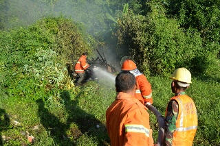 Lanud Rsn Kerahkan Mobil PK Padamkan Kebakaran