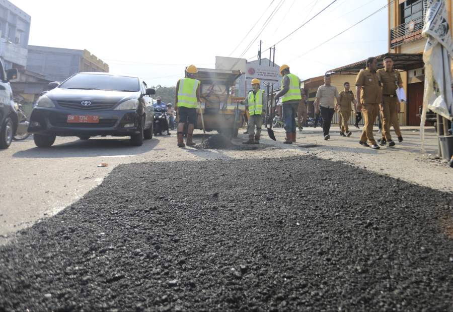 Sebelum Lebaran Ditargetkan Tuntas, Pemprov Riau Kerahkan Alat Berat Perbaiki Ratusan Lubang Jalan di Kuansing