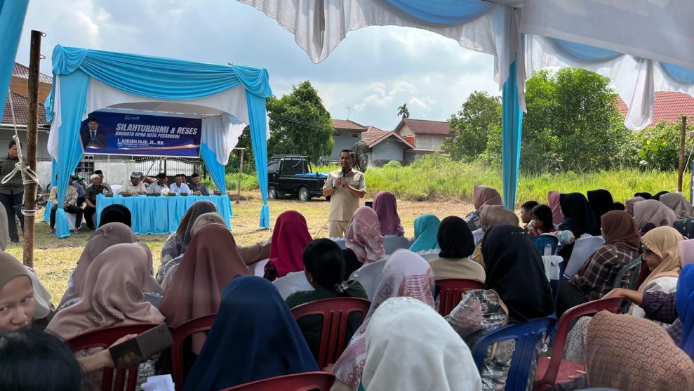 Reses di Bukit Raya, Wakil Ketua DPRD Pekanbaru Azwendi Janji Kawal Aspirasi PJU Hingga Pengaspalan Jalan
