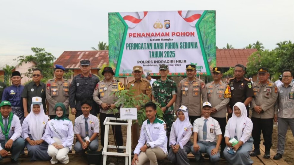 Program 21.000 Pohon Polda Riau, Bupati Herman dan Wakapolda Tanam Pohon di SMAN 2 Tembilahan