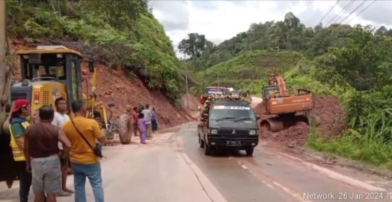 Jalan Lintas Riau-Sumbar Sudah Bisa Dilalui, Material Longsor Sudah Dibersihkan