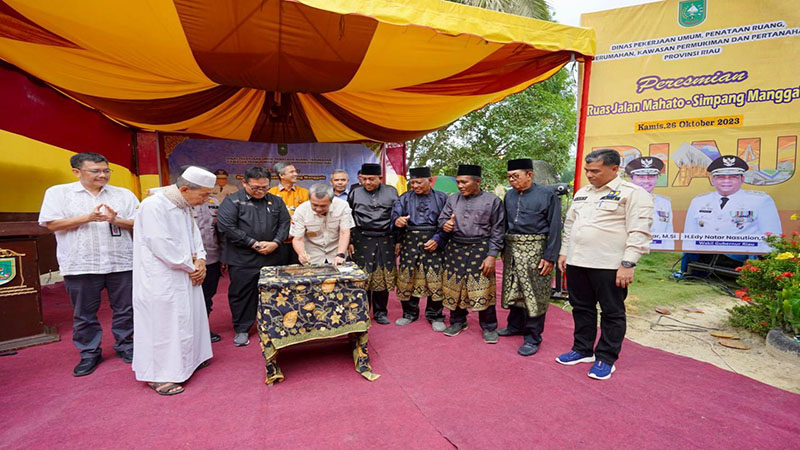 Gubri Syamsuar Resmikan Jalan Lintas Mahato - Simpang Manggala Rohil