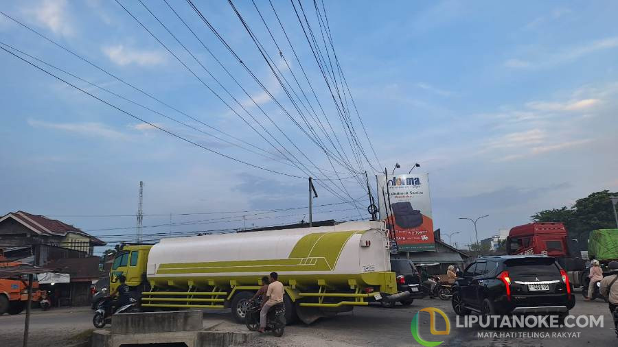 Truk Mogok, Jalan Garuda Sakti Panam Macet Mengular