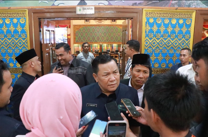 Fokus Penguatan Pelayanan Publik, APBD 2026 Riau Disahkan Rp8,2 Triliun