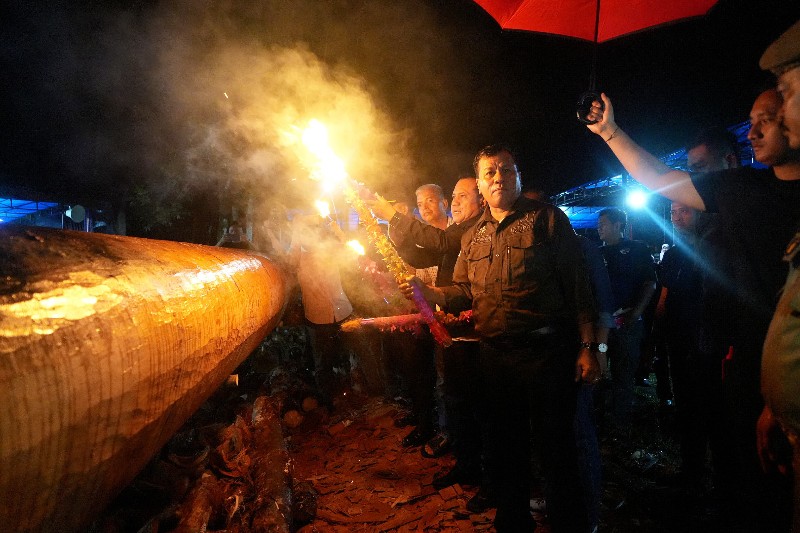 Bupati Kuansing Bersama Warga Desa Pulau Rumput Guntor Layur Jalur Dibawah Guyuran Hujan