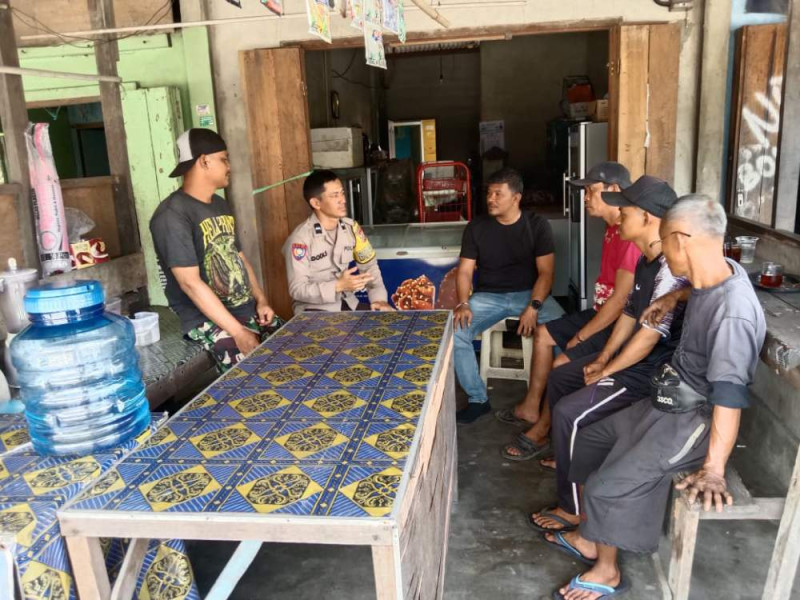 Bhabinkamtibmas Kelurahan Sungai Salak Door to Door Perkuat Hubungan Persaudaraan