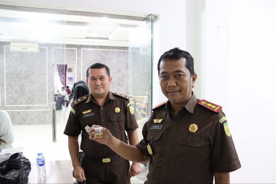 Seluruh Pegawai Kejari Bengkalis Jalani Tes Urine, Ini Hasilnya