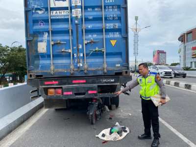 Sopir Rem Mendadak, Sepeda Motor Seruduk Truk Kontainer di Flyover Pekanbaru