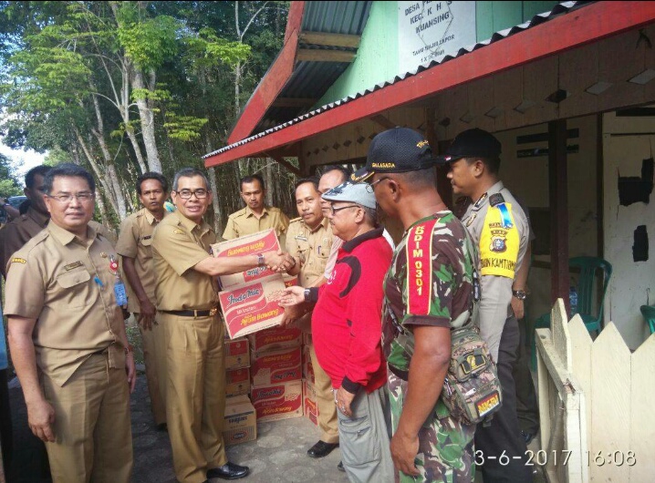 Bupati H.Mursini Serahkan Bantuan Bagi Warga Terkena Banjir