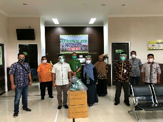 Ketua PKB Riau Serahkan Bantuan APD Tenaga Medis Rumah Sakit Rujukan Covid-19 di Pekanbaru