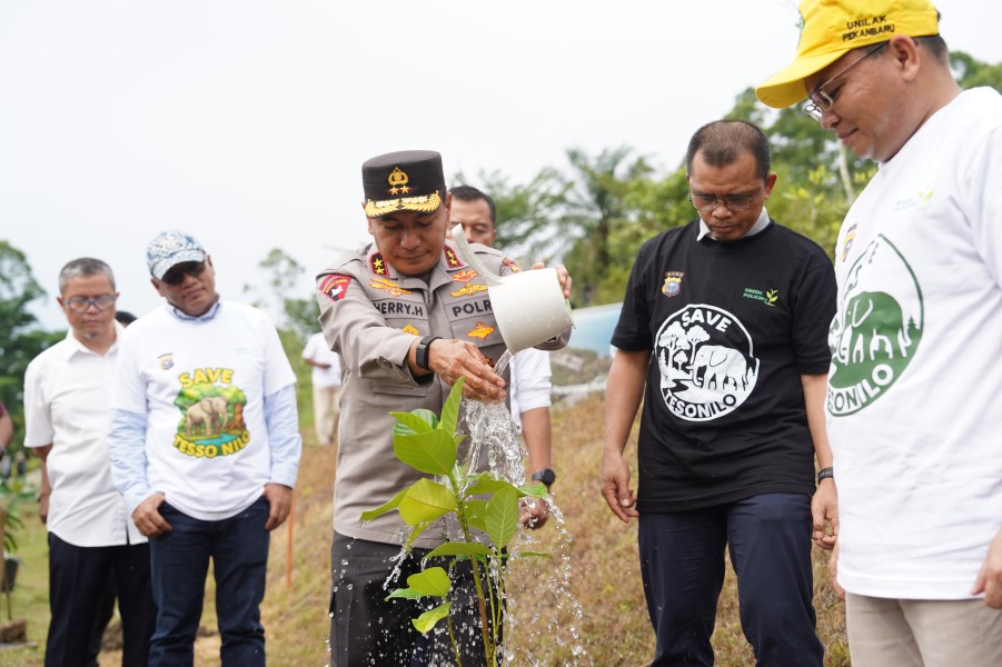 Kapolda Riau Hadiri 'Green Action' Penanaman 300 Pohon di Kampus Unilak