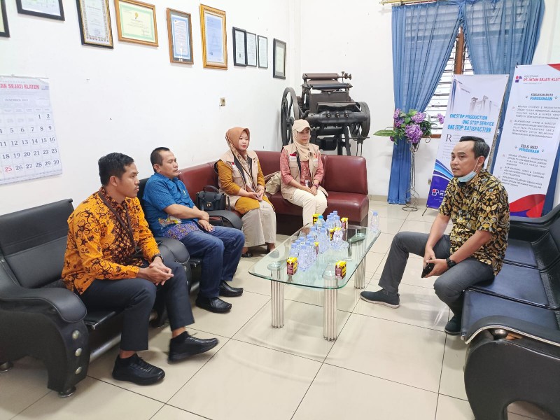 Bawaslu Riau  Lakukan Pengawasan Langsung Pencetakan Logistik Pemilu pada PT. Intan Sejati Klaten