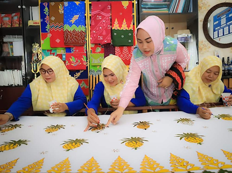 Sosok di Balik Keindahan Batik Mandau, Kisah Dewi Asdinar Geliatkan Ekonomi dan Lahirkan Ikon Daerah