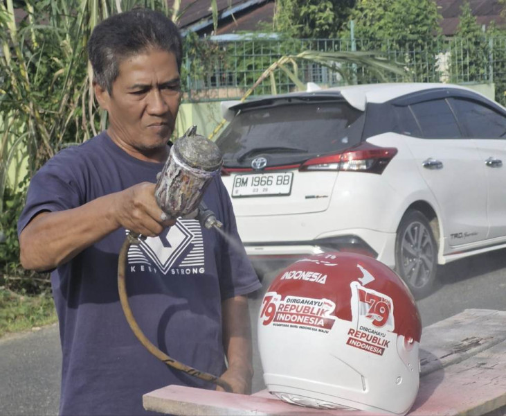 Masyarakat di Inhu Antusias Ikuti Lomba Desain Helm Merah Putih Polda Riau