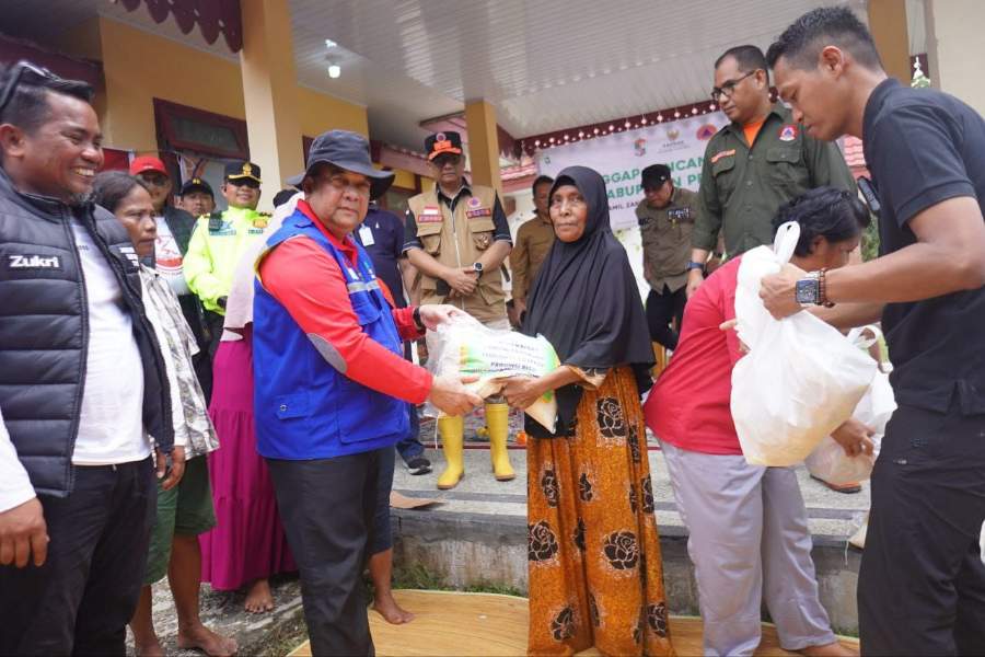 Gubri Edy Natar Serahkan Bantuan 10 Ton Beras untuk Masyarakat Terdampak Banjir di Pelalawan