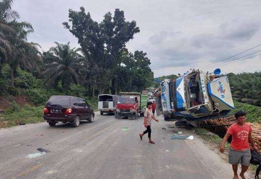 Lakalantas Maut di Lintas Timur Pelalawan Dua Fuso dan Mini Bus, 2 Orang Tewas