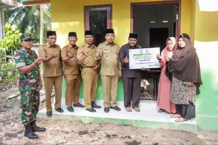 Wabup Siak Husni Serahkan Satu Unit RLH kepada Warga Paluh