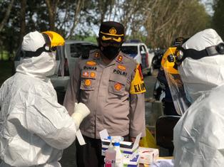 Kapolres Siak Pimpin Pelaksanaan Tes Swab Kepada Masayarakat Dari Luar Kota Di Posko Penyekatan