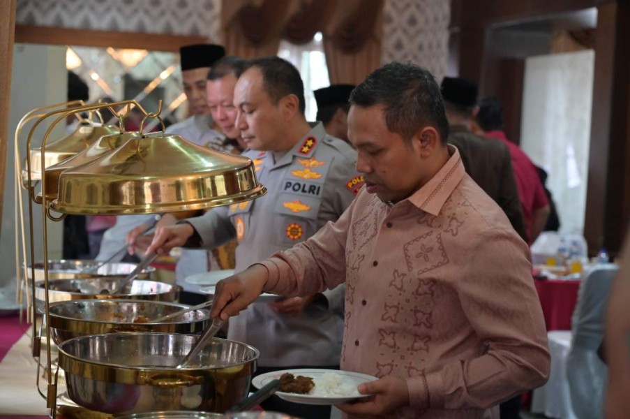 Halal Bihalal di Rumah Ketua DPRD Riau, Kaderismanto: Wahid Sosok Muda Penuh Energi