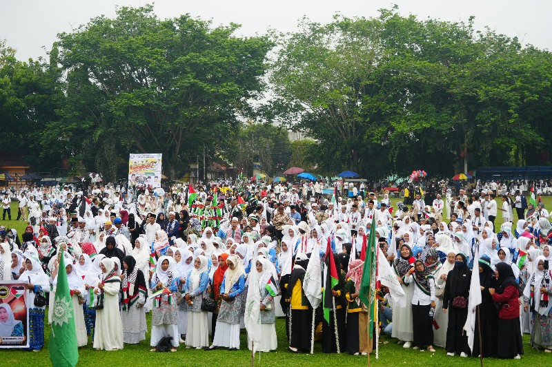 Bupati Suport Aksi Peduli Palestina, Ribuan Warga Kuansing Padati Lapangan Limuno
