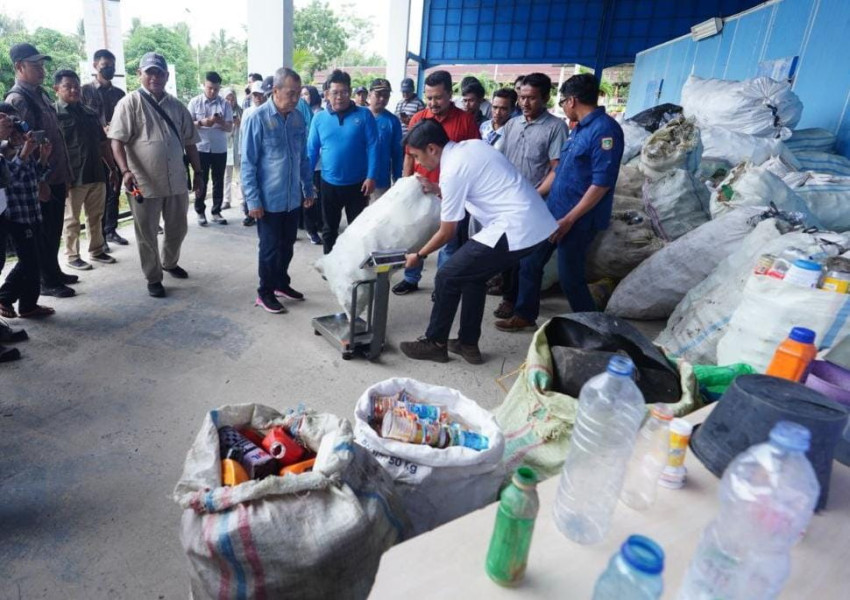 Aktif Kumpulkan Sampah Laut, Sejumlah Nelayan Terima Penghargaan dan Bantuan dari Gubri