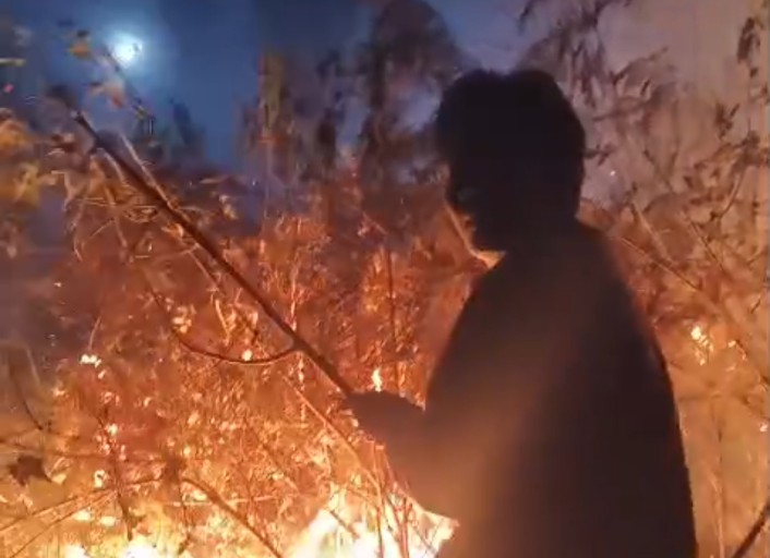 Hampir 2 Jam Berjibaku, Personel Gabungan Berhasil Jinakan Kebakaran di Dalem Petung Rinjani