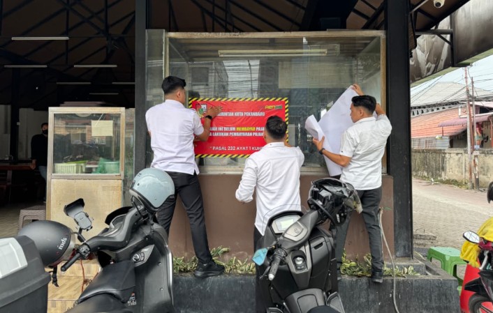 Menunggak Pajak, Bapenda Pekanbaru Segel Restoran dan Coffee Shop di Jalan Riau