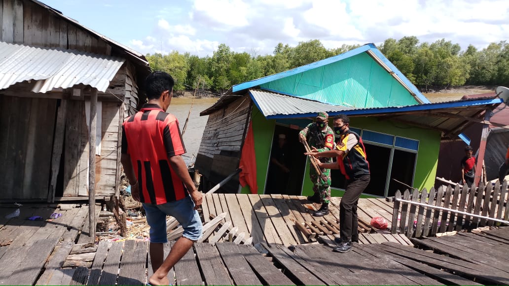 Lagi, Longsor di Inhil Sebabkan 4 Rumah Warga di Tanah Merah Ambruk