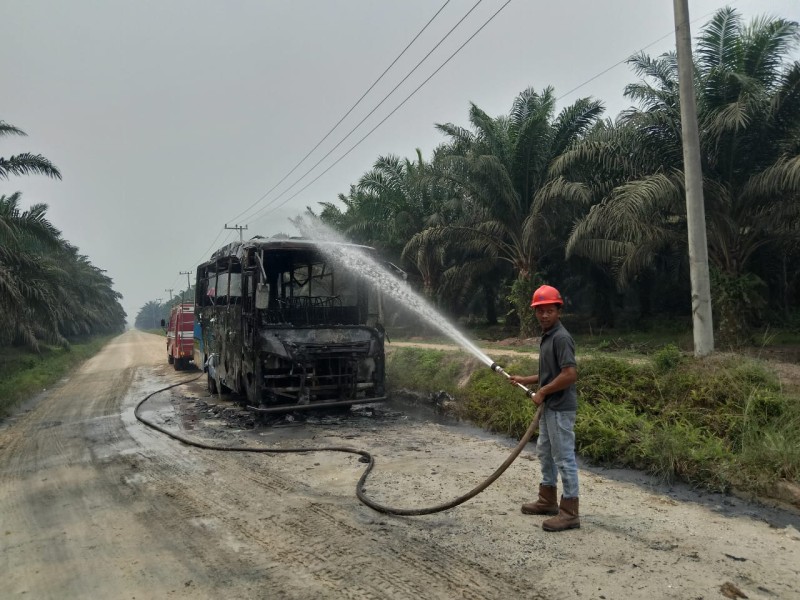 Diduga Korsleting, Bus Sekolah Mitra PT Inecda di Inhu Ludes Terbakar Usai Isi BBM