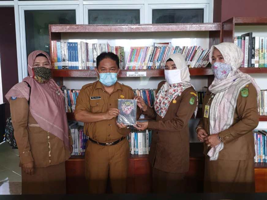 Dinas Perpustakaan dan Arsip Daerah Inhil Terima 2 Buku dari IGI