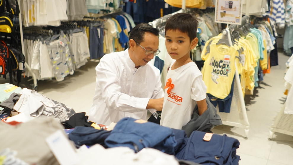 Telkomsel Ajak Anak-anak Panti Asuhan Belanja dan Berbagi Keberkahan di Pekanbaru