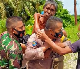 Mengharukan, Anggota Bhabinkamtibmas Polsek Seberida, Babinsa, & Warga Evakuasi Warga Lumpuh Akut