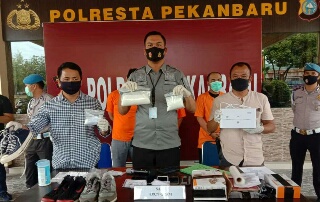 Tiga Pelaku Diamankan di Bandara Pekanbaru karena Ketauan Sembunyikan Sabu di Sepatu