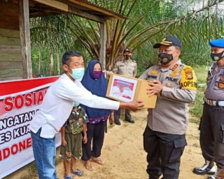 Sempena HUT RI ke 75, Polres Kuansing Berbagi 1000 Paket Sembako kepada Warga Terdampak Covid-19