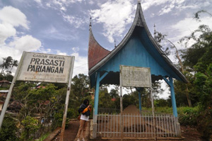 Batu Tigo Sajarangan dan Prasasti Pariangan Adityawarman