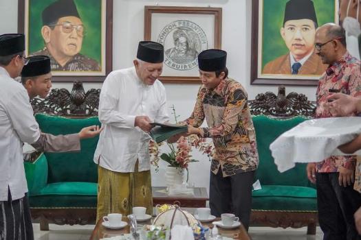 Raja Juli Antoni Targetkan Seluruh Pesantren Punya Sertifikat Tanah