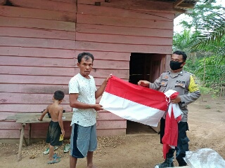 Gelorakan Semangat HUT RI Ke-75, Polres Inhu Bagikan Bendera Gratis ke Warga