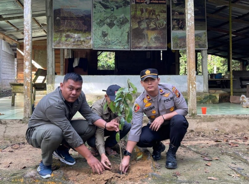 Polres Kuantan Singingi dan WWF Tanam Bibit Pohon di Suaka Margasatwa Rimbang Baling