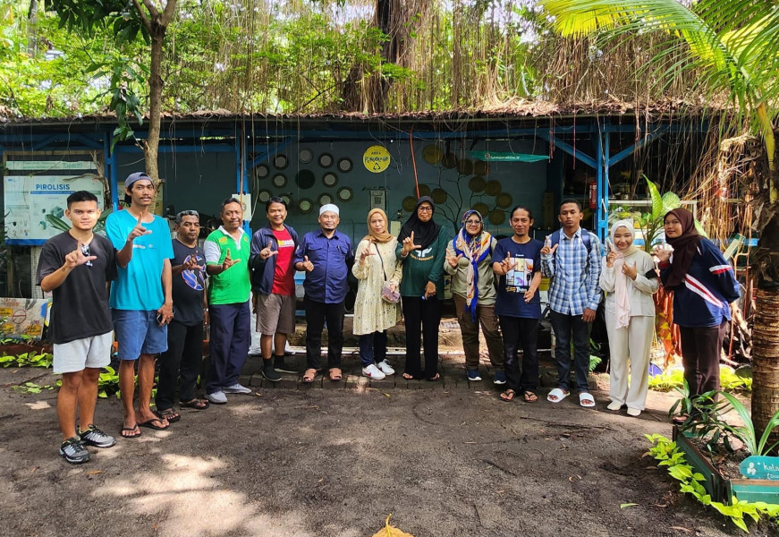 Penuhi Janji, Dr.Afni Ajak Siswa SMAN 1 Siak Tanam Coral di Taman Nasional Laut Jakarta
