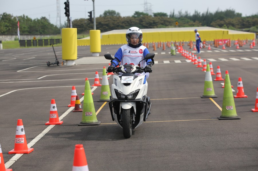Pengereman Aman Sepeda Motor dengan Empat Jari, Kunci Pengereman Optimal